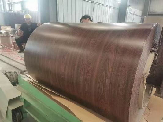 İnşaat malzemesi SGCC Ahşap desenli özel önceden boyalı çelik sarmal 0.12-1.5mm Metal Çatı Ruloları PE/HDP